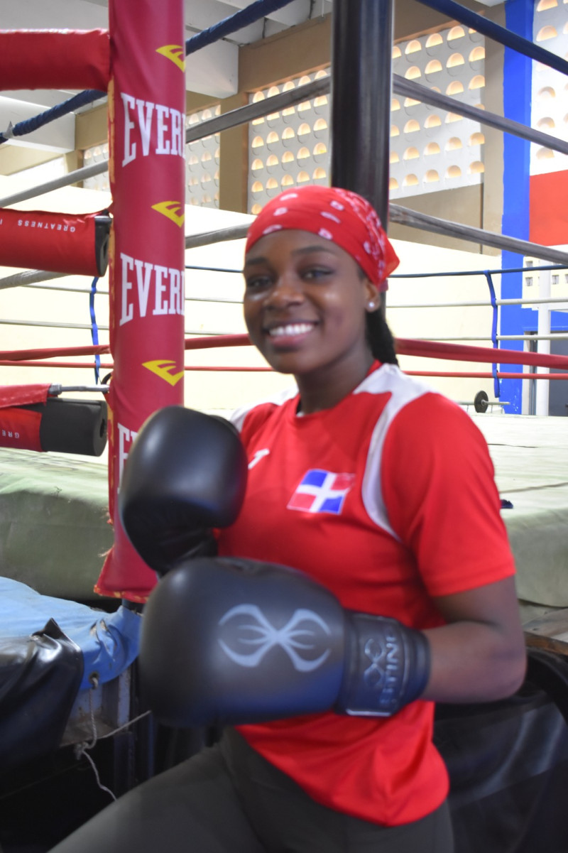 Miguelina posando con sus guantes y una sonrisa de mucha confianza en sus prácticas.