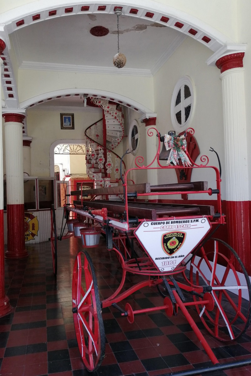 Carro recibido en 1884 y escalera victoriana en el cuartel de Bomberos de San Pedro de Macorís.