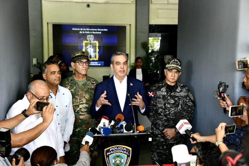 Presidente Luis Abinader su salida de la reunión con altos mandos policiales en el Palacio de la Policía