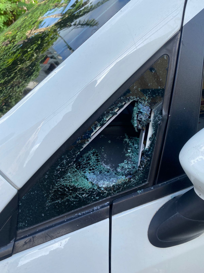 Los vehículos son violentados en los parqueos de los edificios de apartamentos y casas.