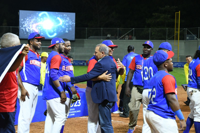 Garibaldy Bautista, presidente del Comité Olímpico Dominicano y de la Federación Dominicana de Softbol felicita a los integrantes del equipo campeón.