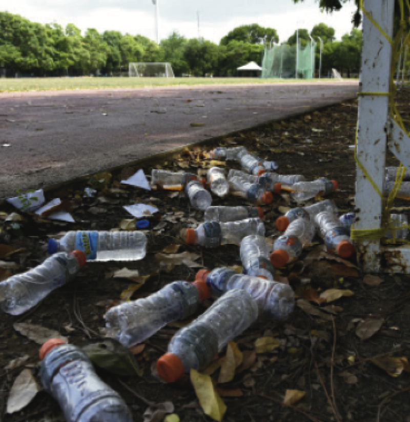 Basura en los alrededores de la pista de calentamiento.