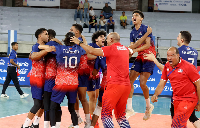 El equipo dominicano celebrando su pase a la final del evento.