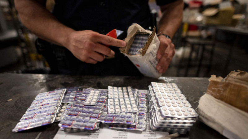 El fentanilo es un opioide sintético hasta 50 veces más fuerte que la heroína y 100 veces más fuerte que la morfina; los casos de sobredosis están vinculados, en su gran mayoría, al fabricado ilícitamente, que se distribuye en mercados de drogas ilegales.