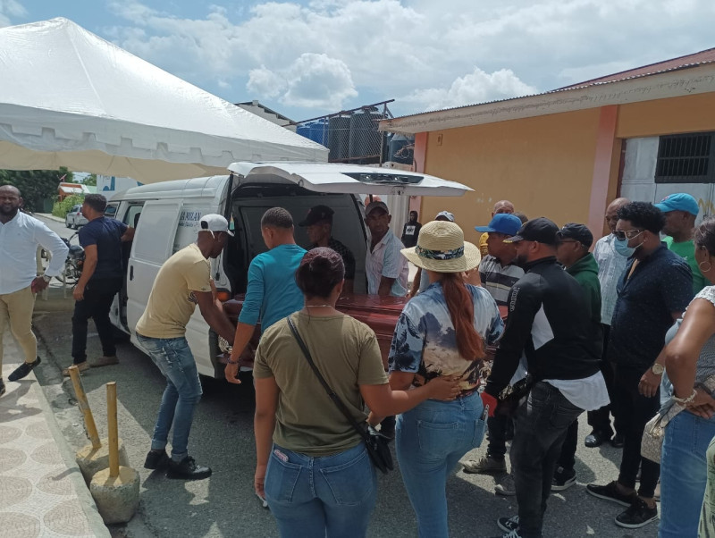 Los dos cuerpos llegaron a la funeraria Milán a las 3:00 de la tarde procedentes del Inacif, en Azua, donde los esperaban amigos y familiares.