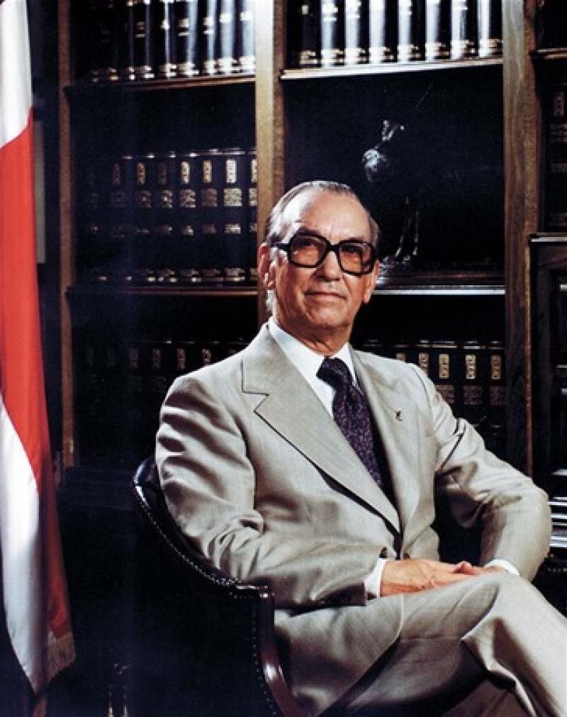 A Guzmán le correspondió afianzar la democracia dominicana luego de los 12 años de gobierno de Joaquín Balaguer.