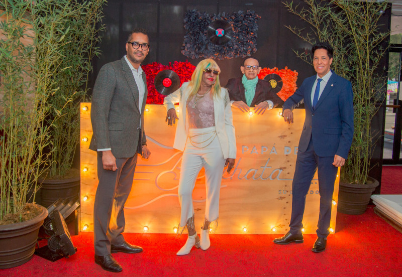 Wandro Quiroz, Fefita la Grande, Luis Segura y Bonny Cepeda en el lobby del Gran Teatro Regional del Cibao.