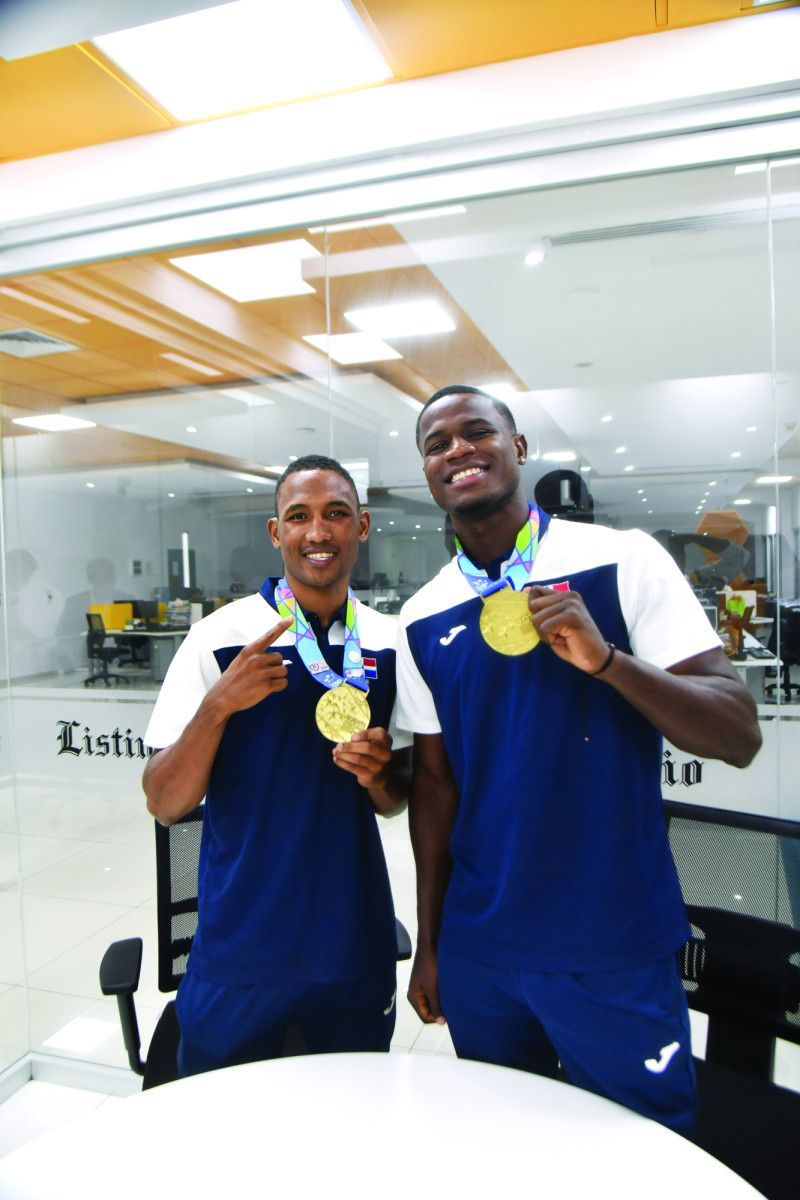 Alexy De La Cruz y Cristian Pinales, posando con sus medallas de oro en la redacción del Listín Diario.