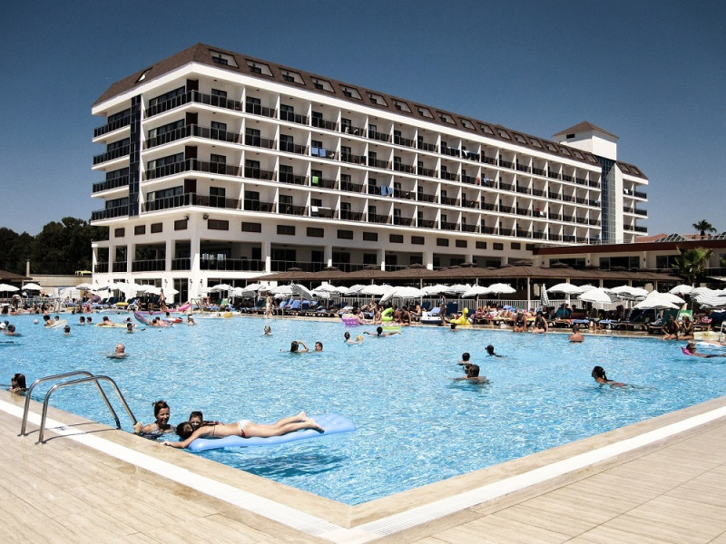 Se requiere de mucha agua para llenar las piscinas de los hoteles, para las duchas y jardines.