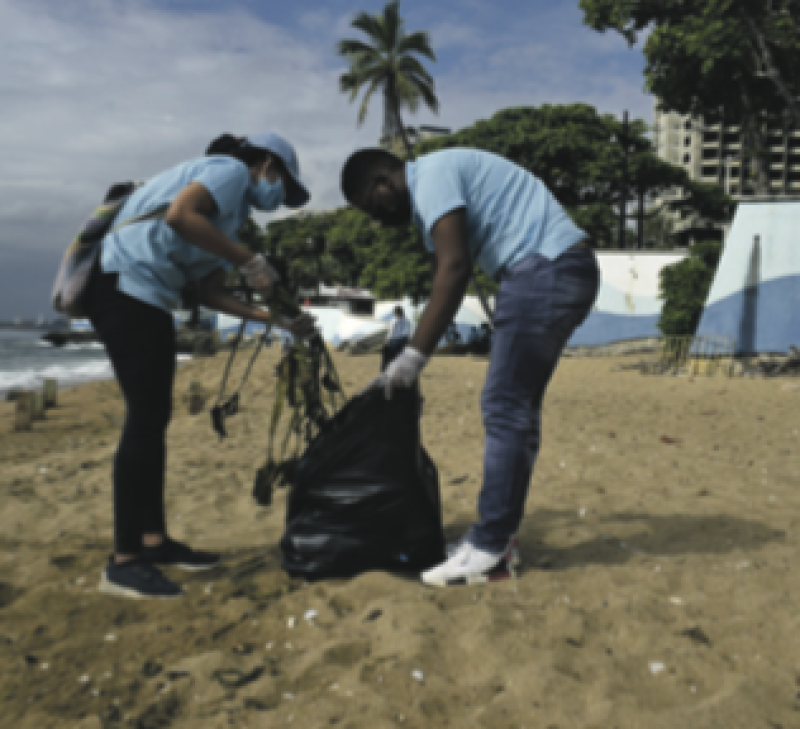 Estos voluntarios fueron vistos recogiendo basura de la playa durante la noche, mientras otros disfrutaban en la Plaza Güibia.