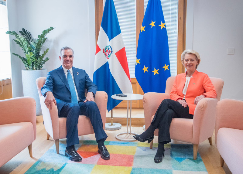 La presidenta de la Unión Europea, Ursula Von Der Leyen junto al presidente Luis Abinader