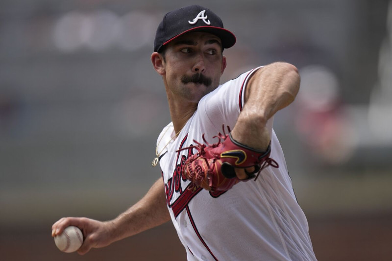 Spencer Strider de los Bravos de Atlanta lanza ante los Diamondbacks de Arizona, en Atlanta.