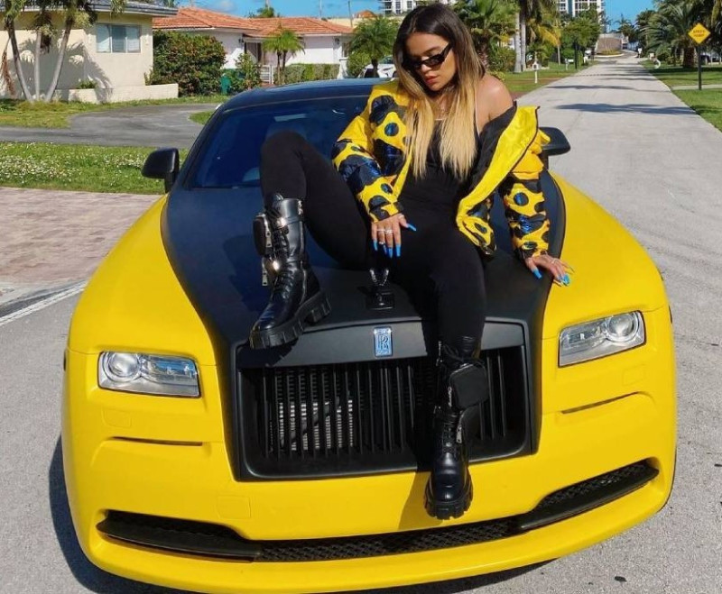 Karol G exhibió vehìculos como regalo de Anuel cuando eran novios.