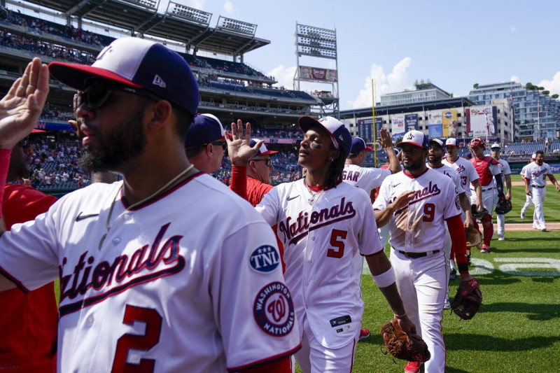 Luis García (2), CJ Abrams (5), Jeimer Candelario (9) y otros celebran la victoria de los Nacionales ante los Gigantes el domingo en Washington.