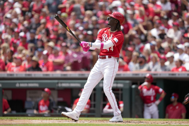 Elly De La Cruz de los Rojos de Cincinnati tras batear un jonrón ante los Diamondbacks de Arizona, el domingo en Cincinnati.