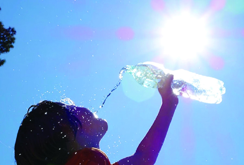 Hidratación permanente y una dieta balanceada es la recomendación para evitar que el calor provoque daños a la salud.