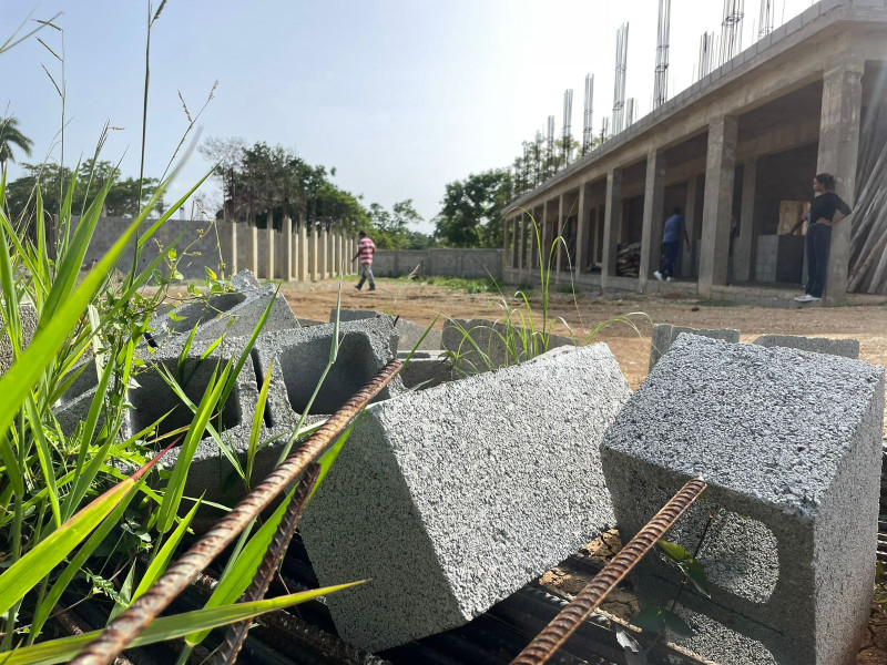Una de las escuelas abandonadas a medio construir en San Francisco de Macorís.