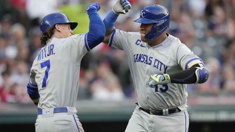 Salvador Pérez de los Reales celebra su jonrón con su compañero Bobby Witt Jr. en la sexta entrada del encuentro ante los Guardianes de Cleveland.
