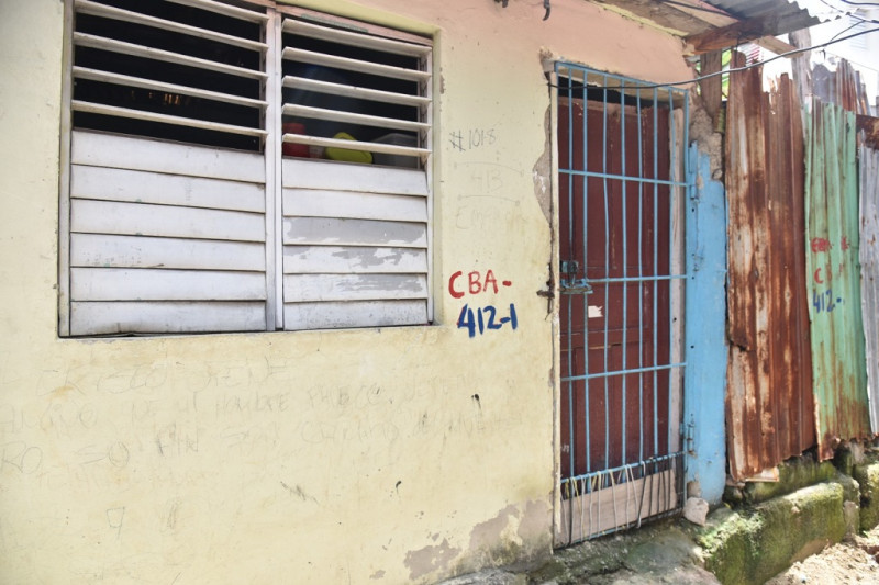 Fachada de una de las viviendas marcadas: "CBA-412-1", como parte del proceso de desalojos en una localidad de Cañada de Guajimía