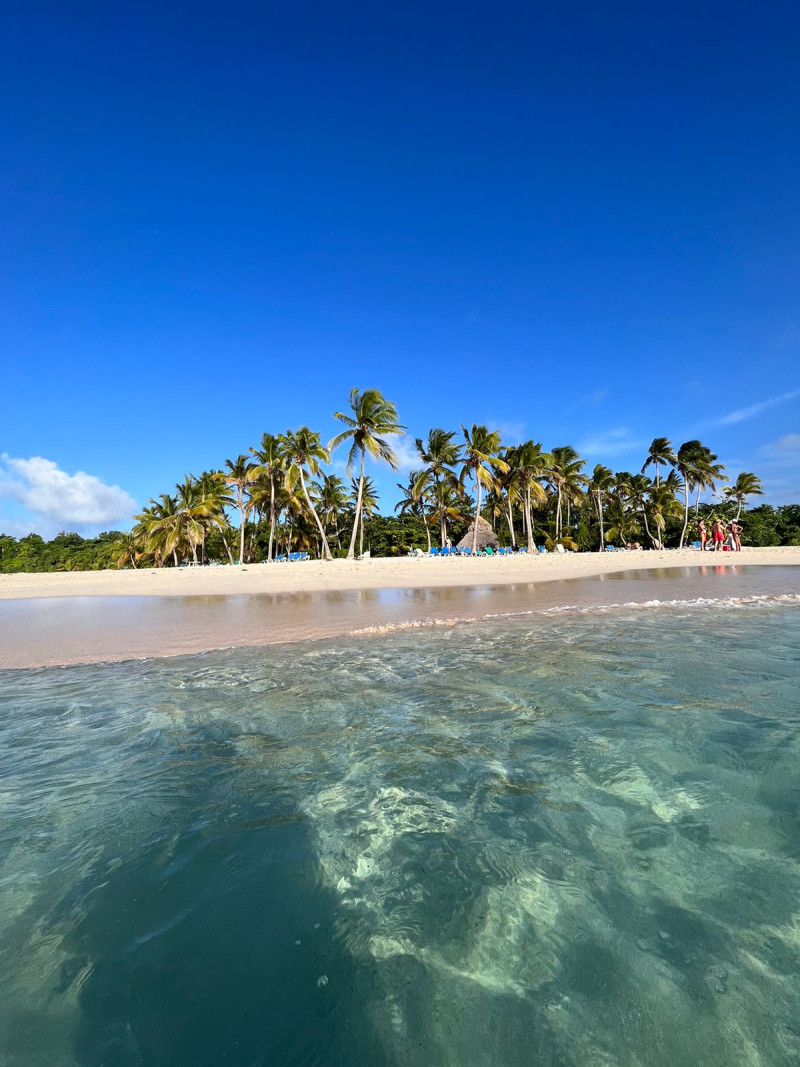 Playa pública dentro de la isla