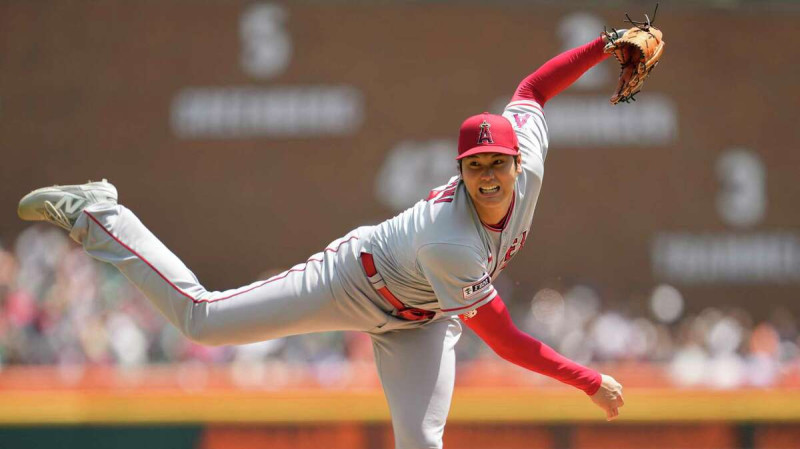 Shohei Ohtani, de los Angelinos, lanza en el partido frente a los Tigres de Detroit en el partido de ese jueves.