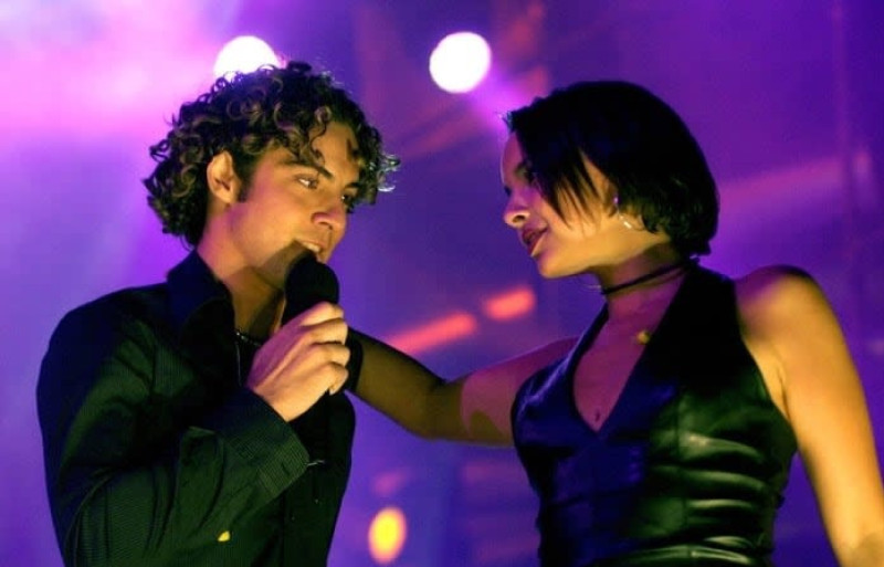 Los cantantes españoles David Bisbal y Chenoa se conocieron en 2001 y fueron novios hasta el 2005.