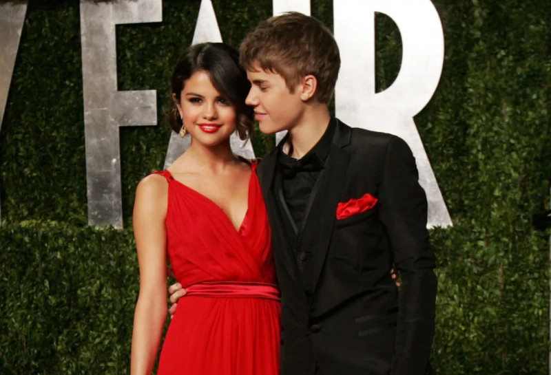 Selena Gomez y Justin Bieber comparten en 2011 en el after party de Premios Oscar.