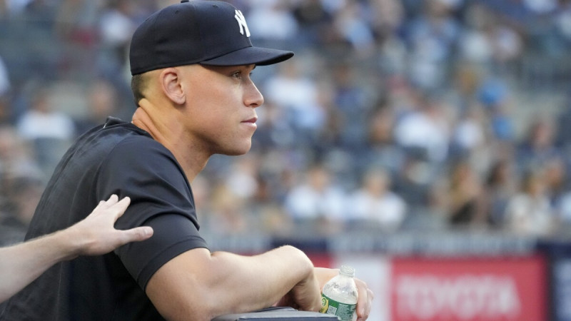 Aaron Judge, de los Yanquis de Nueva York, observa un juego desde la cueva el viernes 21 de julio de 2023.