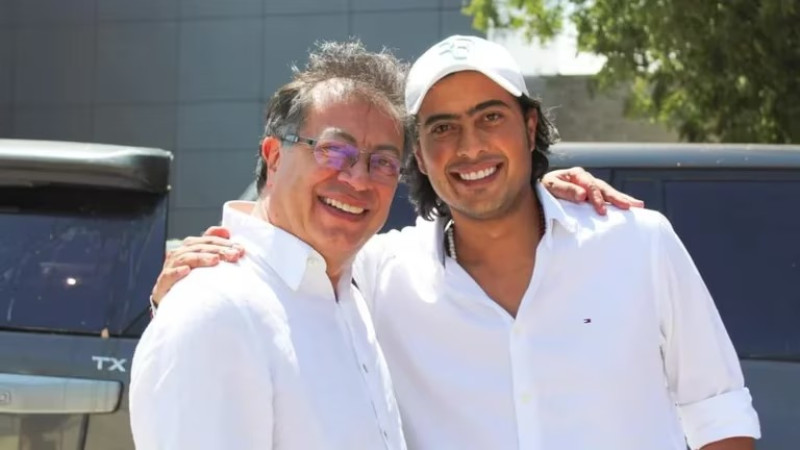 Nicolás Petro junto a su padre, el presidente colombiano Gustavo Petro.