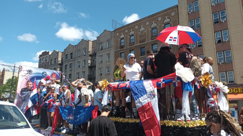 El desfile de La Gran Parada del Bronx resultó masivo y vistoso en la avenida Grand Concourse del Bronx en Nueva York