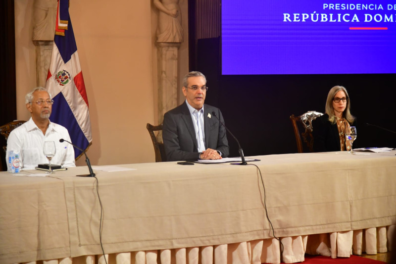 Presidente Luis Abinader, el ministro de Educación, Ángel Hernández y la viceministra de Asuntos Técnicos y Pedagógicos, Ancell Scheker.