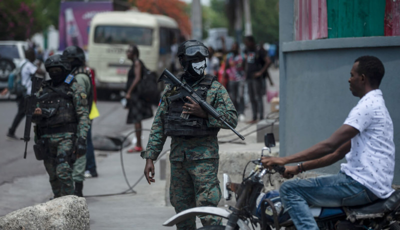 Autoridades por las calles de Haití
