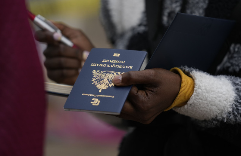Una visa, o visado, es una autorización que otorga un país, típicamente a un ciudadano extranjero, para entrar temporalmente al territorio, o para abandonarlo. El visado es  emitido por el país recipiente para indicar que el viajante es admisible.