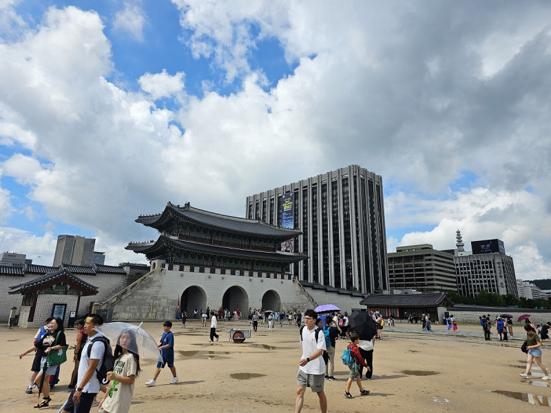 Turistas en Gyeongbokgung. Al fondo, la puerta Gwanghwamun, entrada principal del palacio.