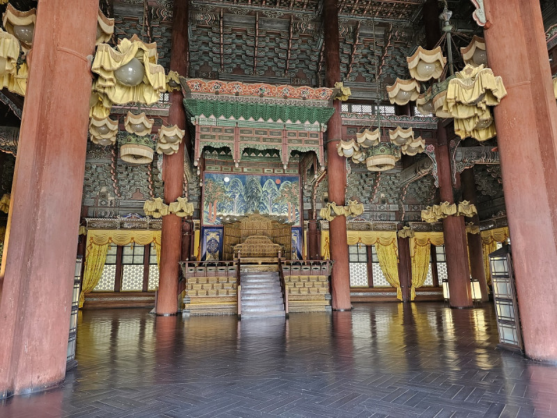 Interior del salón Injeongjeon.