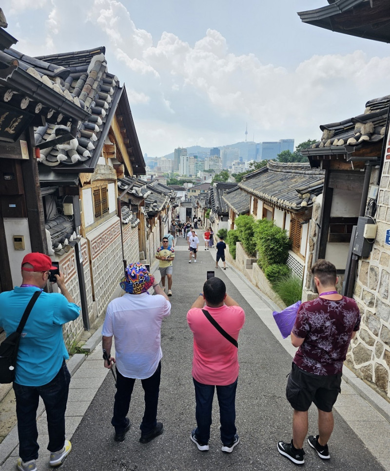 Turistas toman fotos en la pintoresca Bukchon Hanok Village.