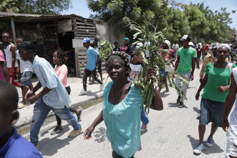 Protesta por el secuestro de una mujer estadounidense y su hija, en el vecindario Cite Soleil, antier.