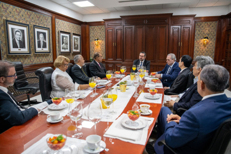 Adolfo Castro, CEO de Asur; Abraham Hazoury Toral y demás socios del Aeropuerto Internacional de Bávaro, en el Desayuno.
