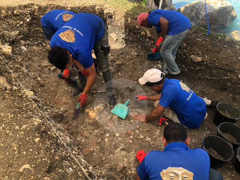 Equipo que excava en María Trinidad Sánchez