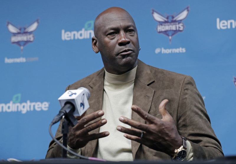 Michael Jordan, dueño de los Hornets de Charlotte, habla ante los medios de comunicación durante una conferencia de prensa el 12 de febrero de 2019.