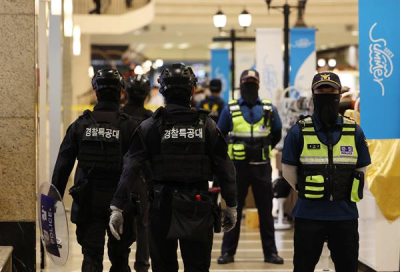 La policía controla el acceso a la escena de un apuñalamiento en una tienda por departamentos adyacente a la estación Seohyeon en Seongnam, justo al sur de Seúl, Corea del Sur.