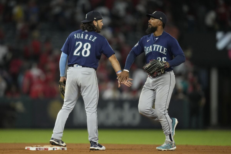 El venezolano Eugenio Suárez y su compañero Dylan Moore festejan el triunfo sobre los Angelinos de Los Ángeles.
