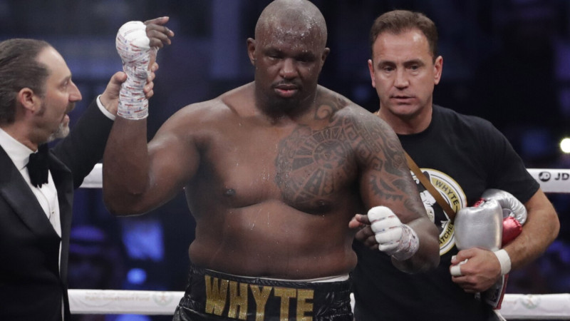 El británico Dillian Whyte celebra tras ganar el duelo peso pesado ante el polaco Mariusz Wach en Arabia Saudí.