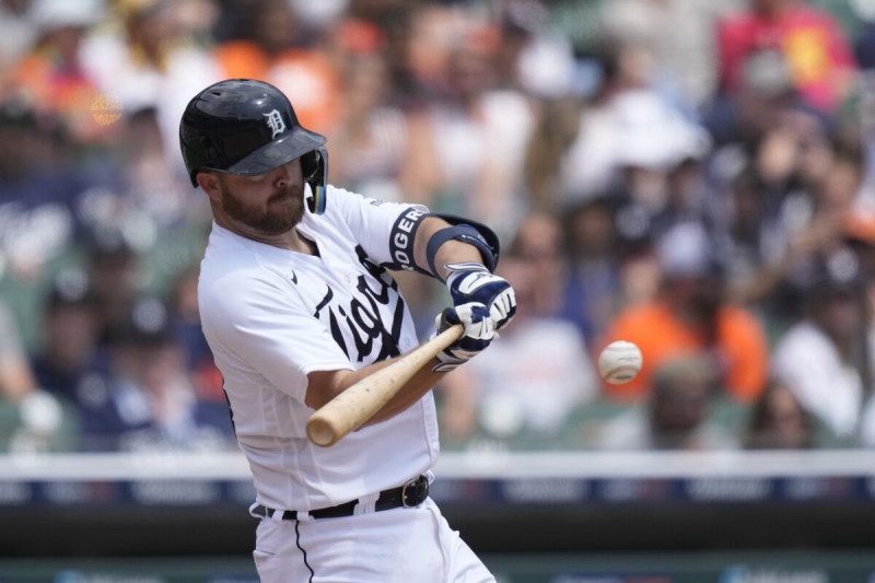 Jake Rogers de los Tigres de Detroit conecta un sencillo remolcador en la segunda entrada del encuentro ante los Rays de Tampa Bay en Detroit.
