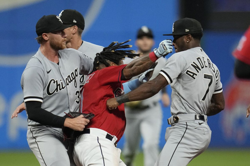 José Ramírez, de los Guardianes, y Tim Anderson, de los Medias Blancas, intercambian golpes durante su pleito del sábado.