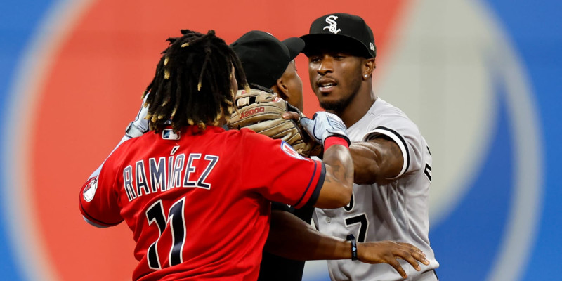 El dominicano José Ramírez (11), de los Guardianes de Cleveland, y a Tim Anderson, de los Medias Blancas de Chicago, pelean en el juego del sábado.