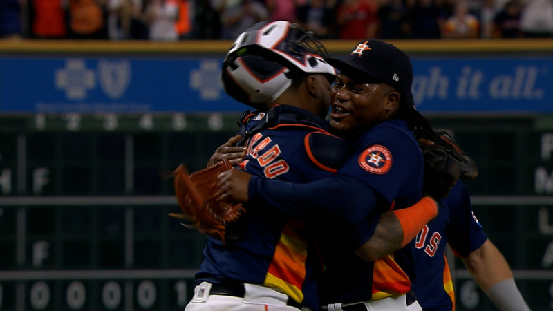 Framber Valdez celebra con el receptor Martín Maldonado tras completar el partido sin hit.