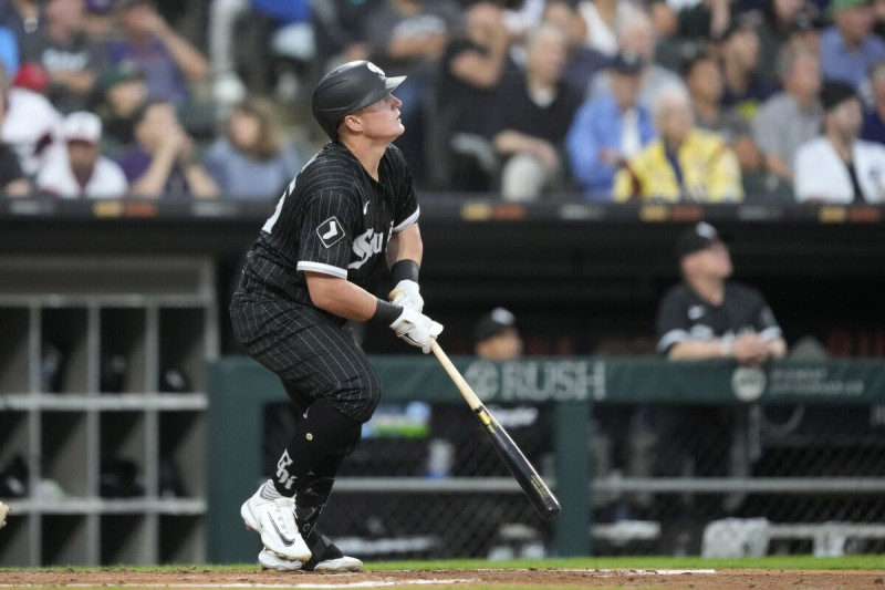 Andrew Vaughn de los Medias Blancas de Chicago observa su jonrón de dos carreras frente al abridor de los Yanquis de Nueva York Gerrit Cole en la segunda entrada.