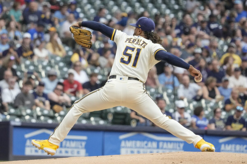 Freddy Peralta de los Cerveceros de Milwaukee realiza un lanzamiento durante el primer episodio del juego ante los Rockies de Colorado, en Milwaukee.