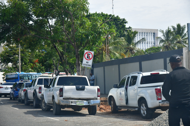 La falta de parqueos en la Feria provoca que las vías se llenen de vehículos.